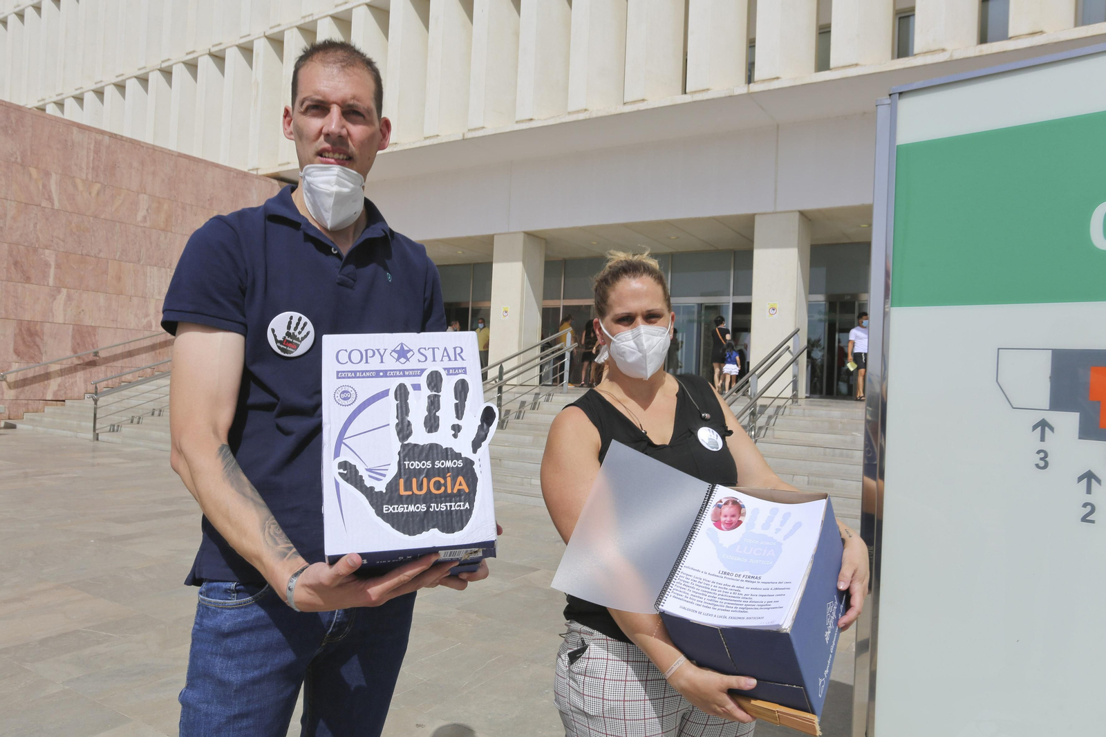 Los padres de Lucía Vivar, este jueves, antes de entregar las firmas en la Ciudad de la Justicia.
