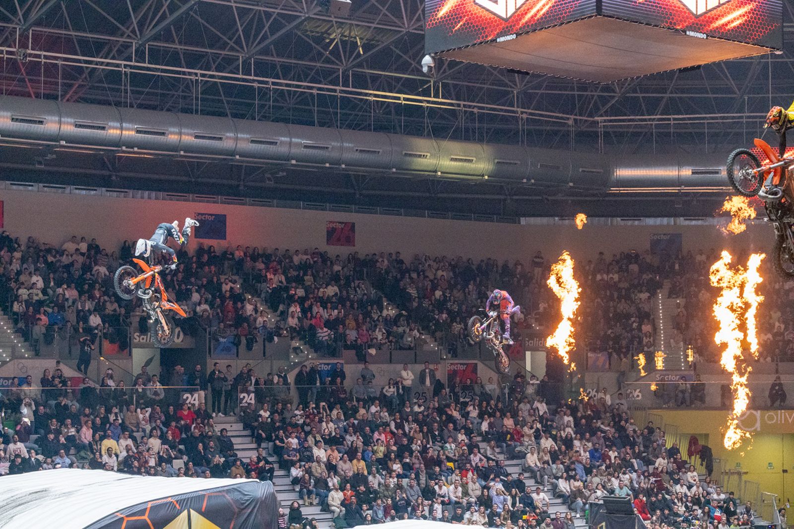 En imágenes: el Olivo Arena vibra con piruetas y motor en estado puro en el Soloflow Freestyle (2)