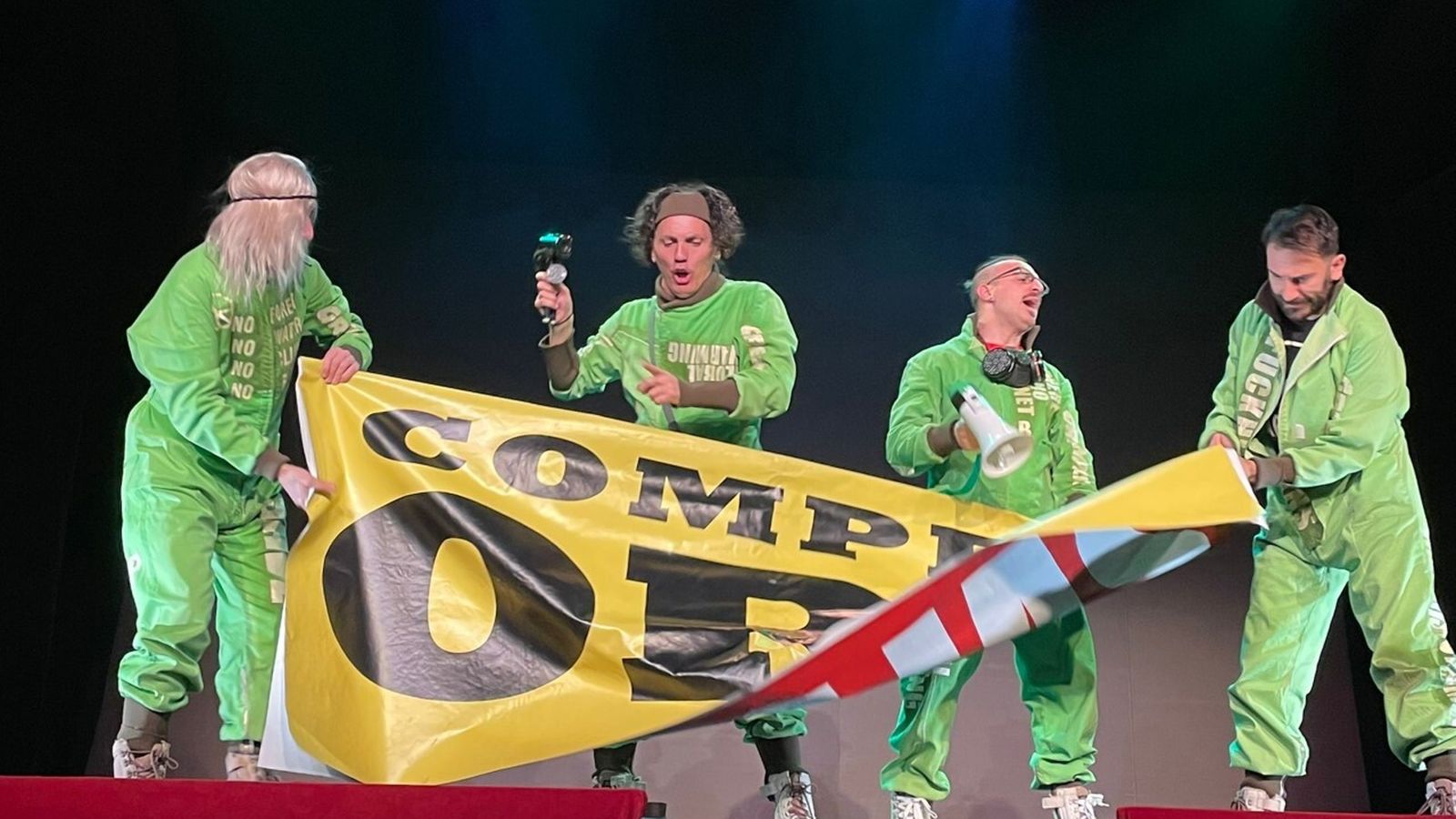 Yllana, durante la representación de su obra.