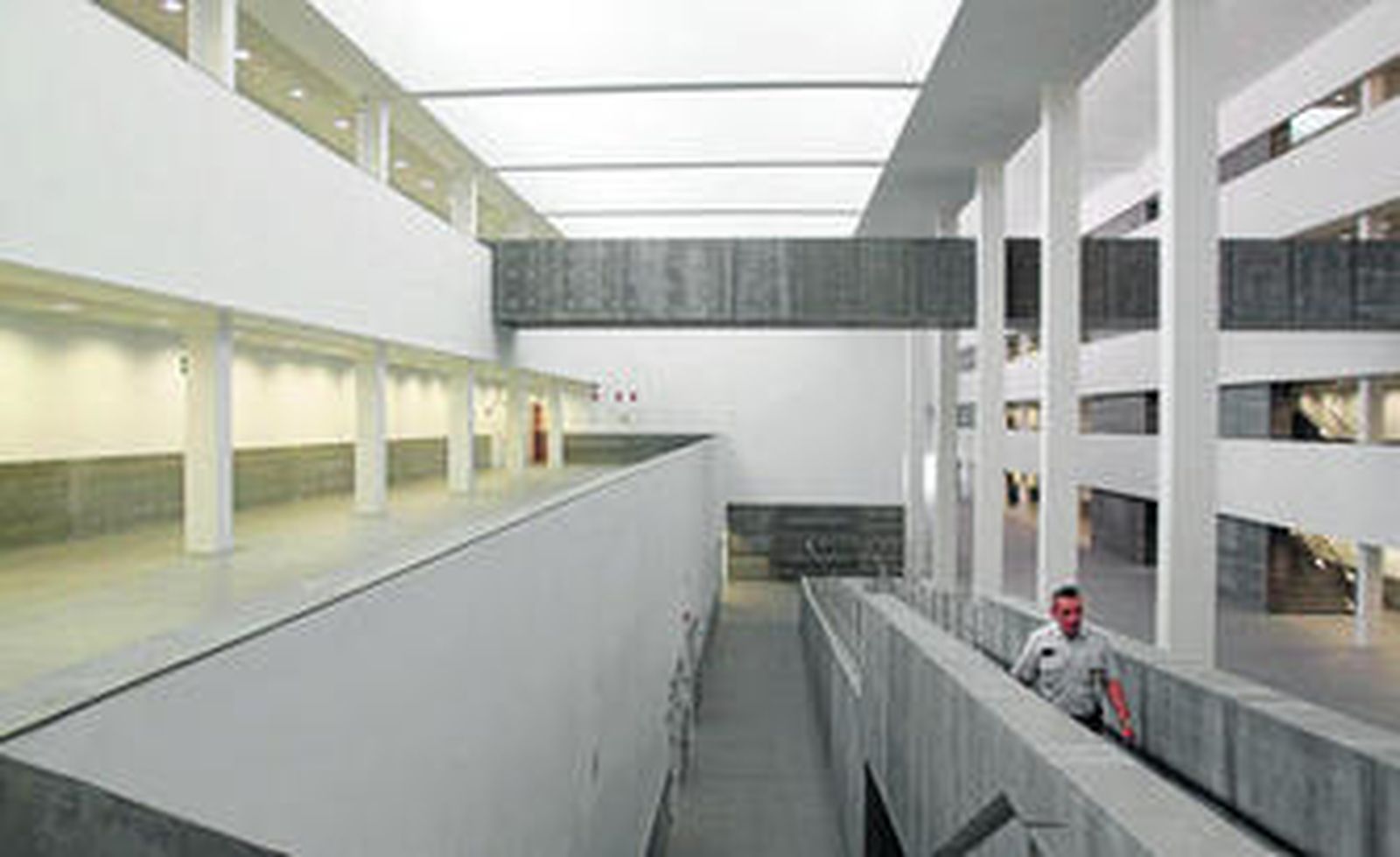 Vista de la Facultad de Comercio y Estudios Sociales, en la ampliación del campus de Teatinos.