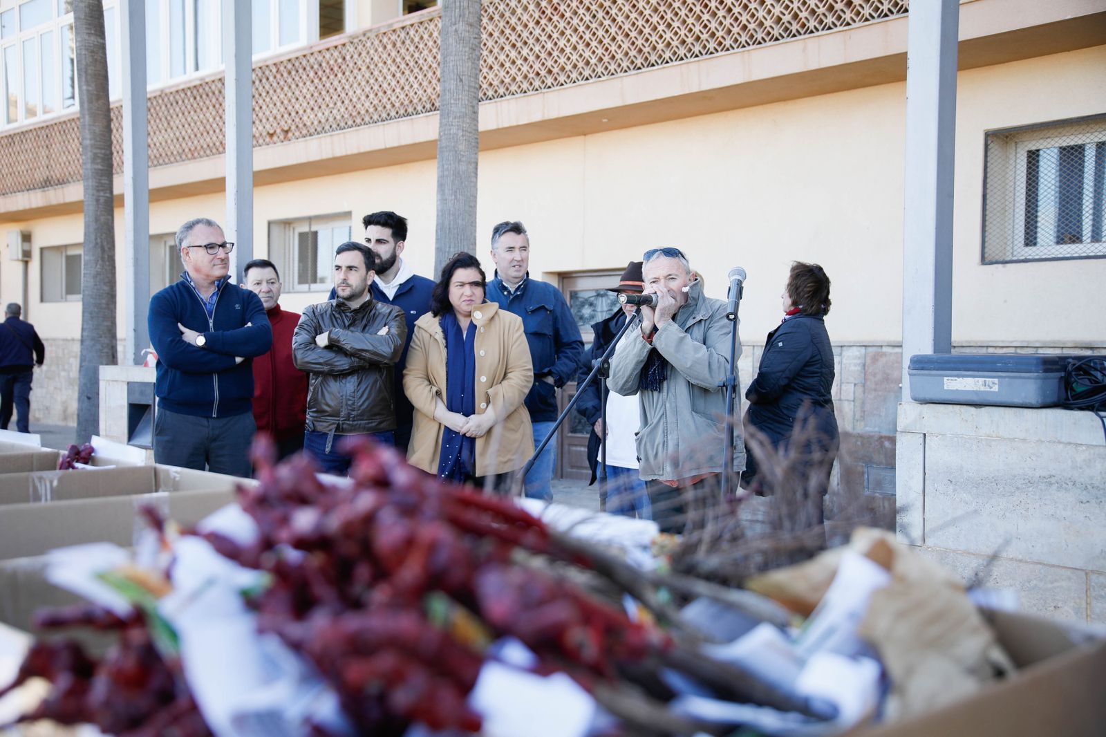 Imágenes del reparto de Parras en Alhama de Almería
