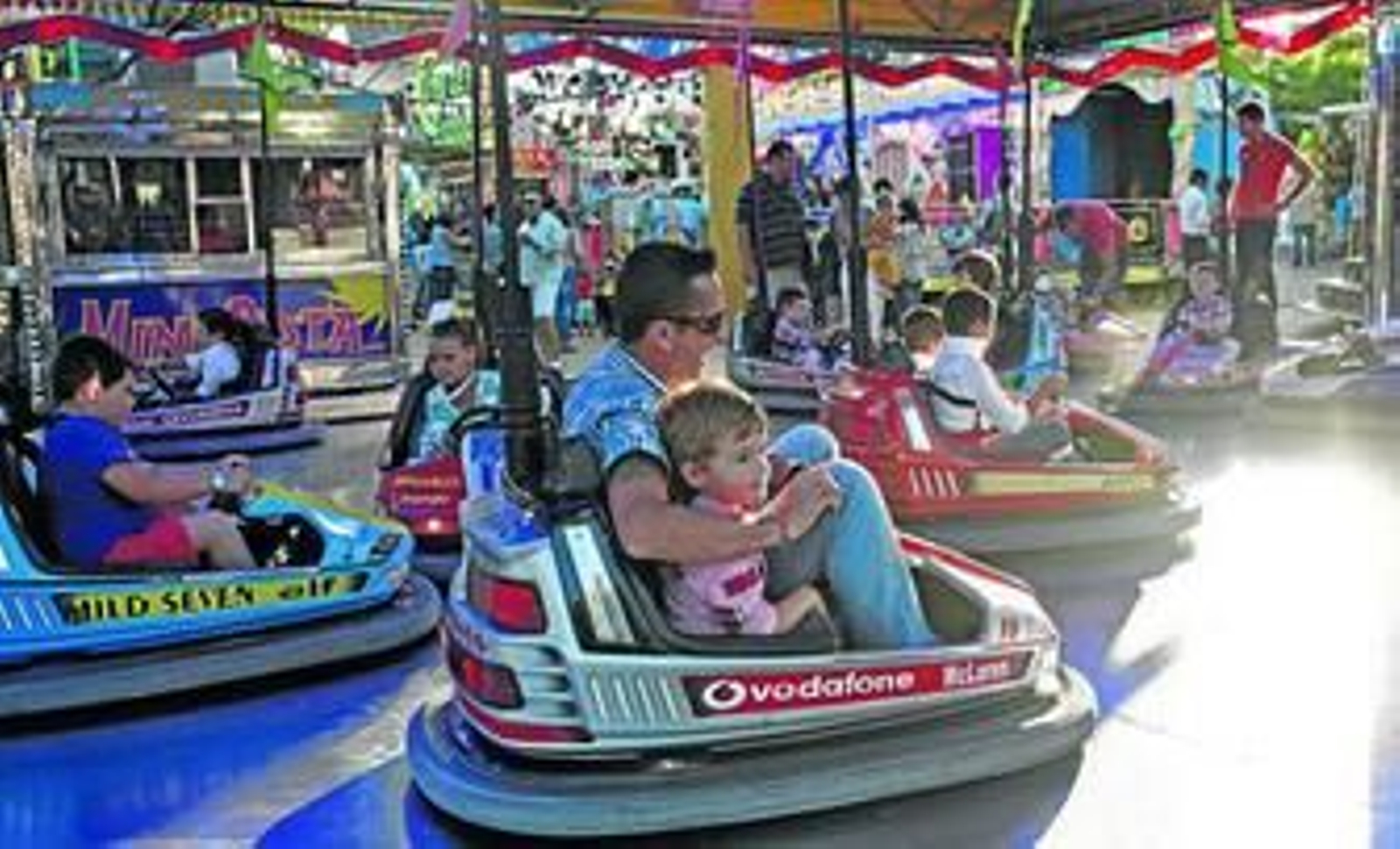 Los coches de choque, un clásico de las atracciones, en la que algunos padres enseñan a los hijos los secretos de esta conducción.