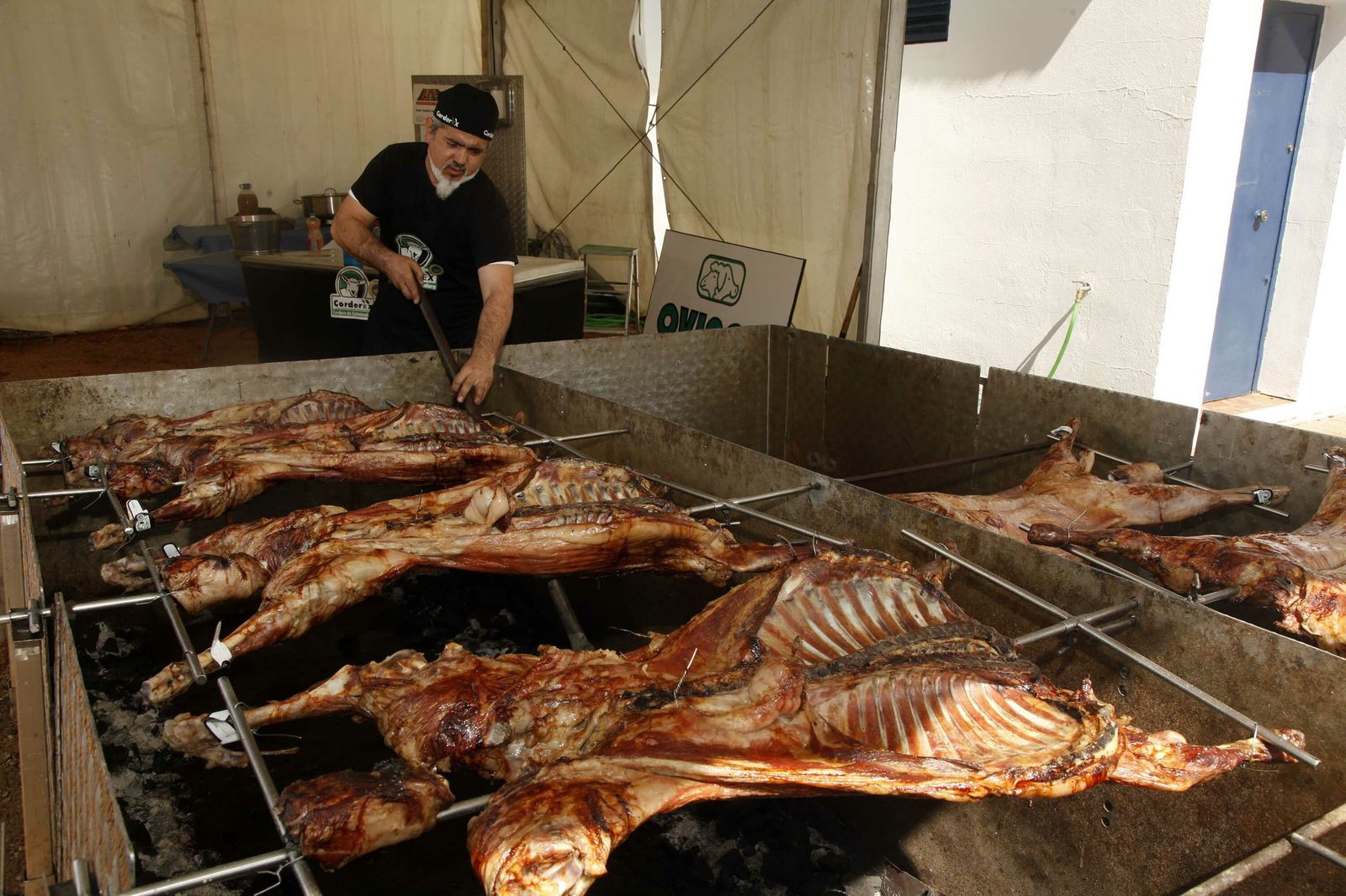 Asado a fuego lento de cordero andevaleño.