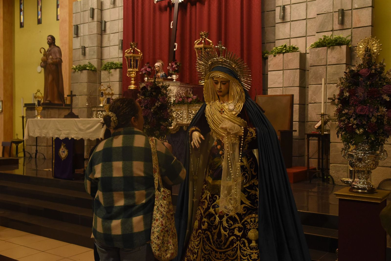 Las fotos del besapié del Medinaceli en la iglesia de Santiago de La Línea