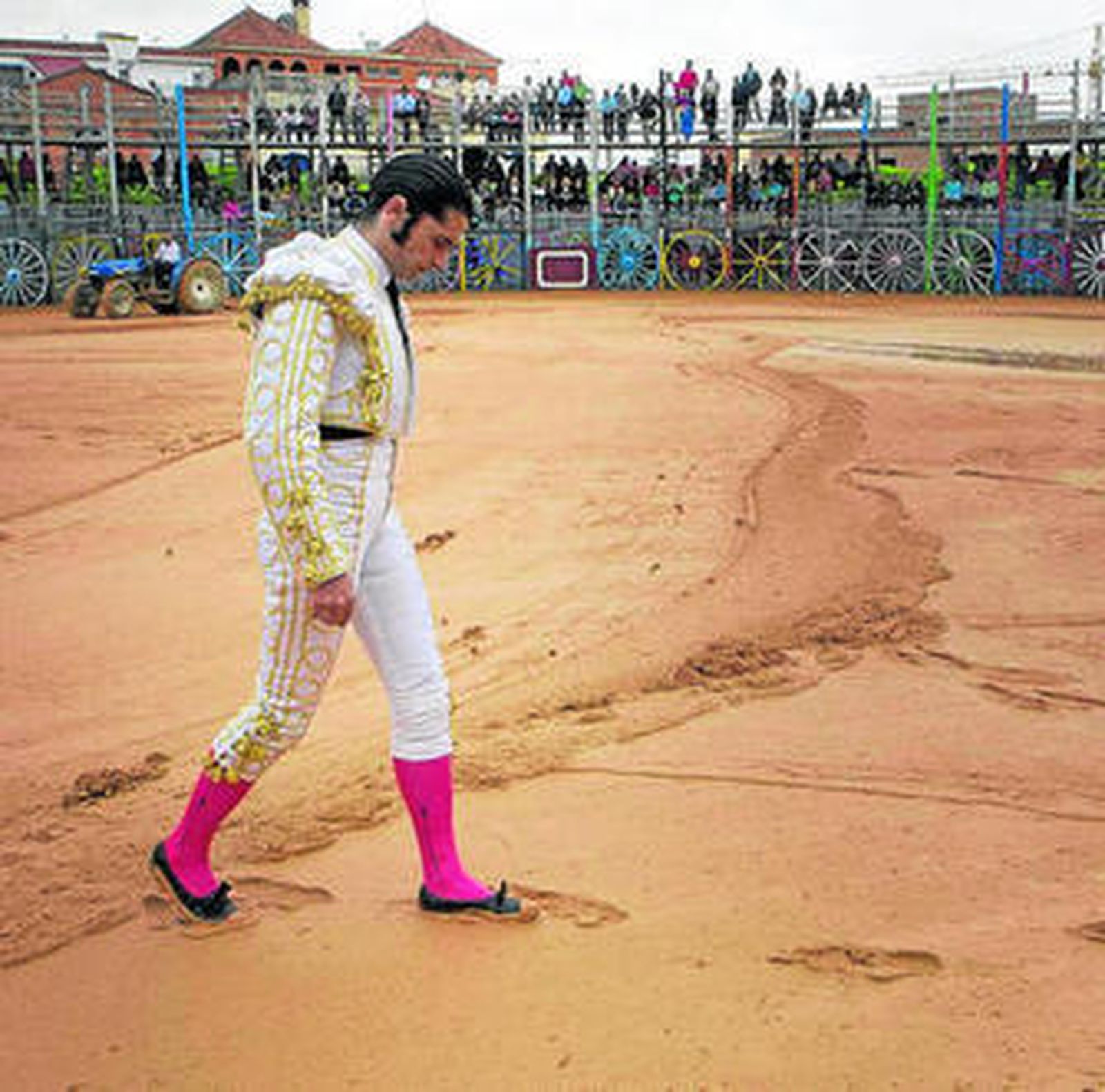 Conde comprueba el estado del ruedo antes de la suspensión.