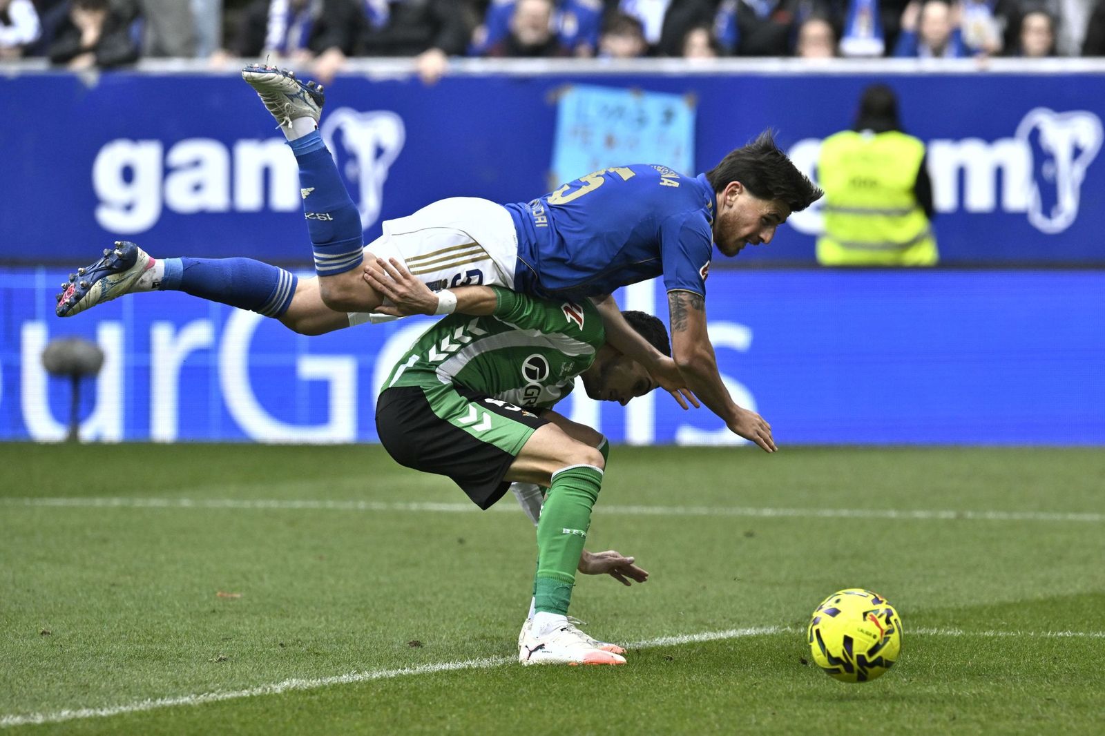 Bartra se agacha ante un Alberto Reina que le cae encima.