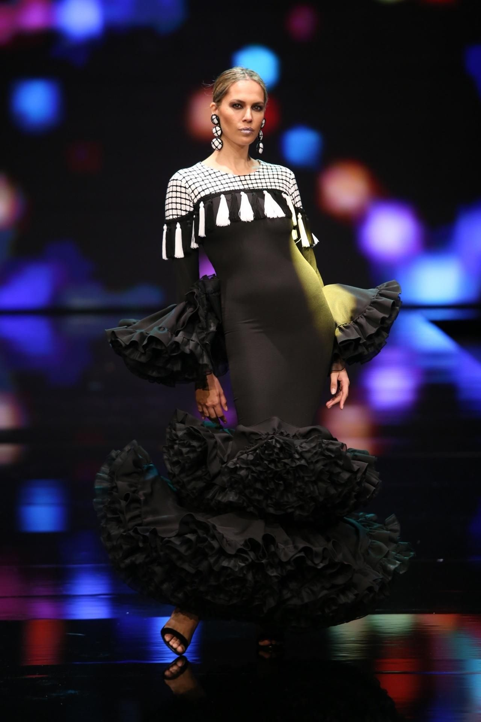 Cómo llevar el traje de flamenca blanco y negro esta temporada