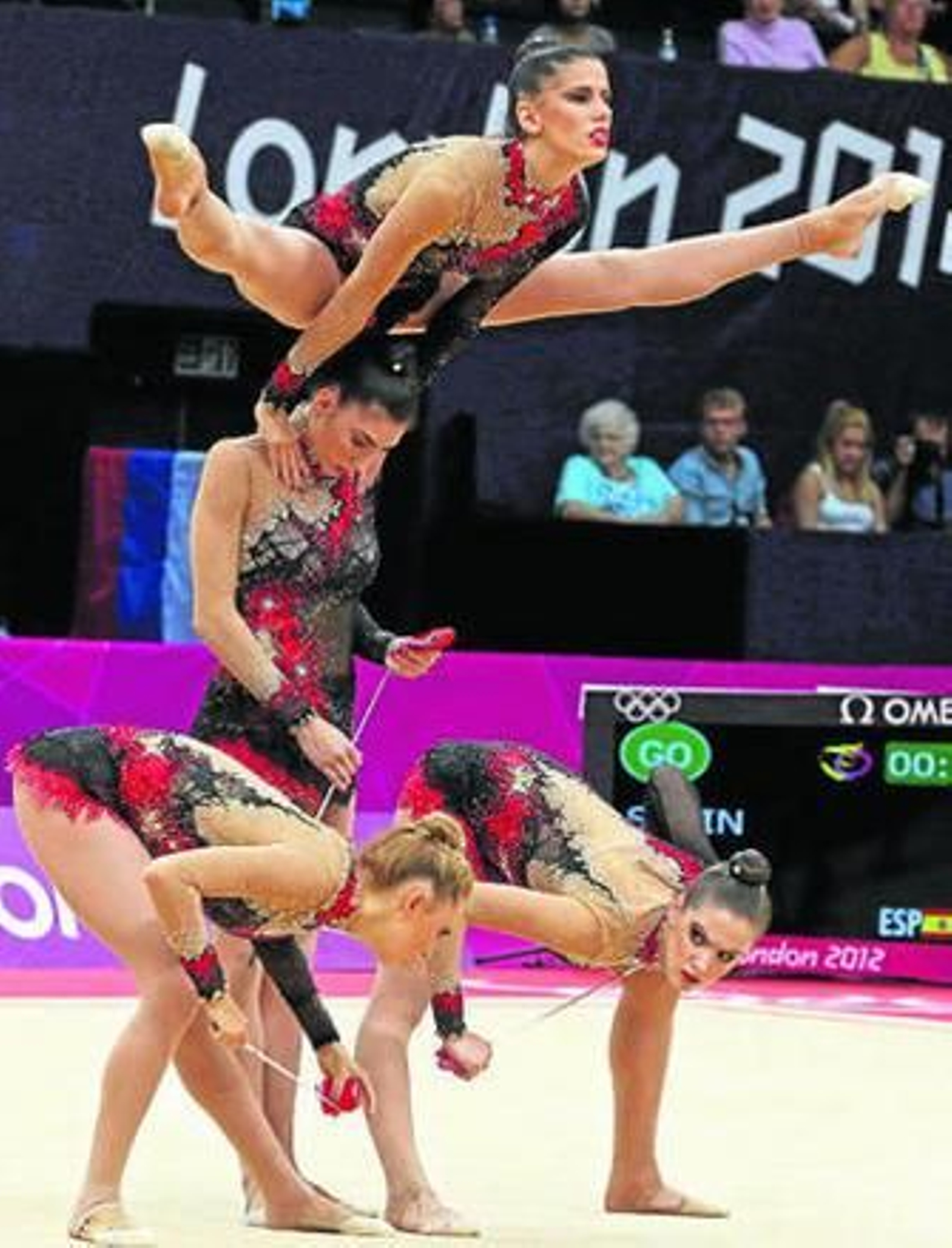 El equipo español, durante el ejercicio de cinta de la final del concurso múltiple.