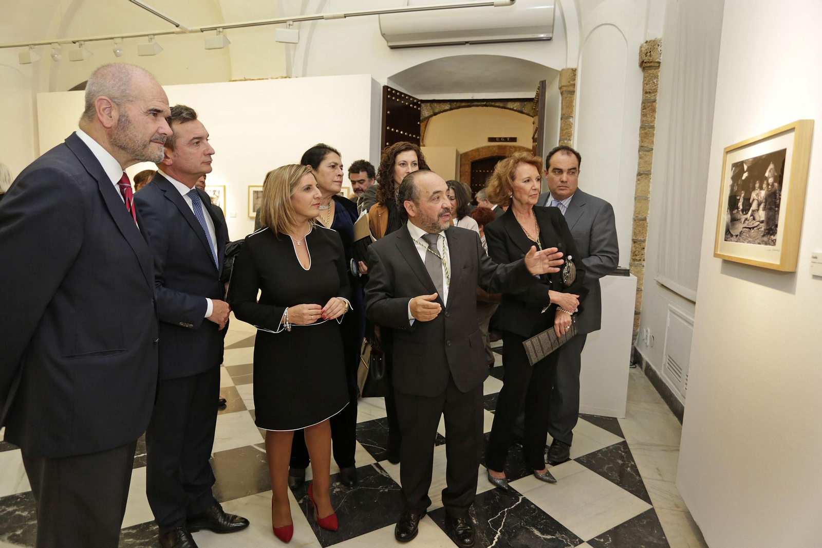 Manuel Chaves, González Mazo, Irene García, Rosario Martínez y David Fernández observan las fotografías de Kiki.