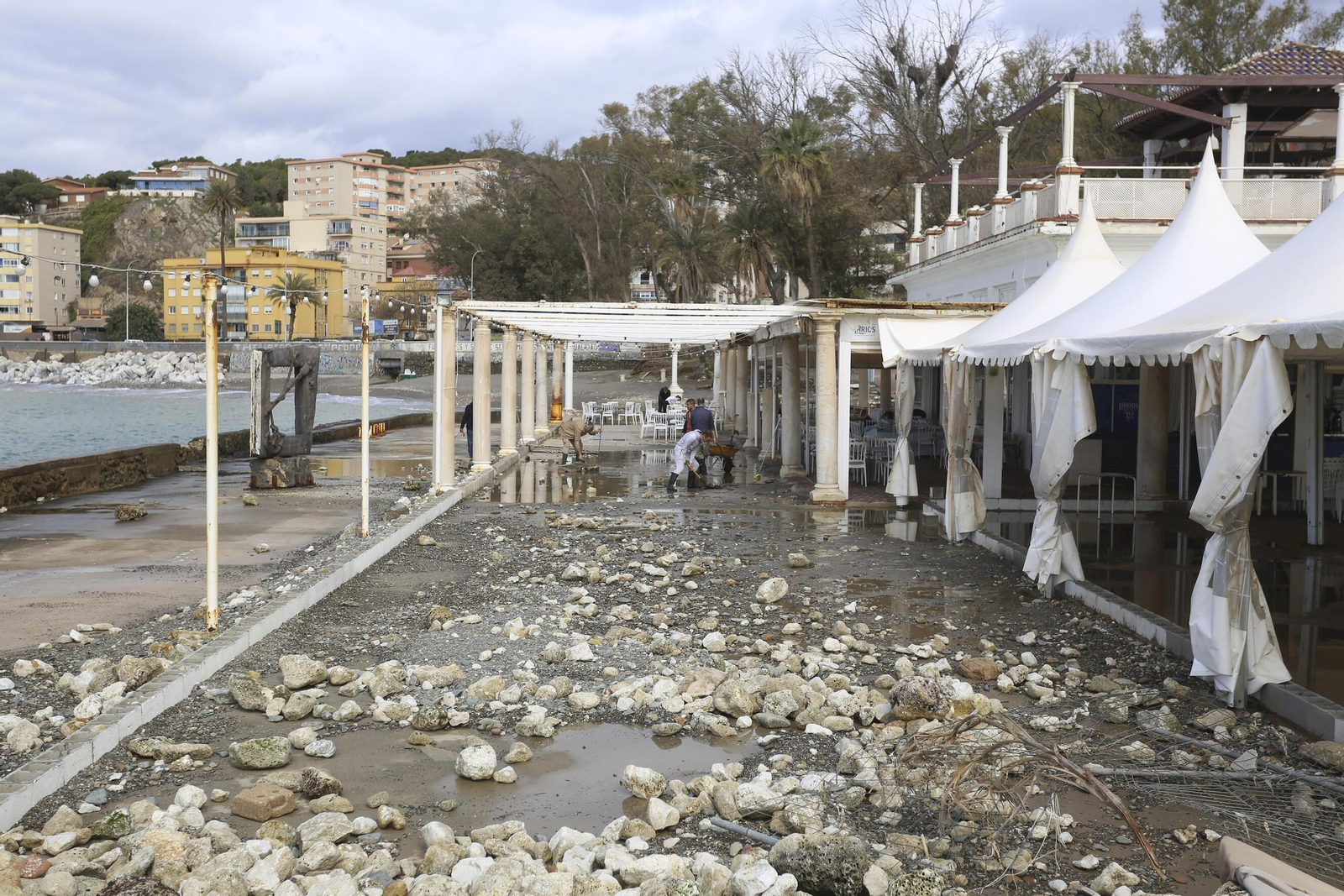 Las fotos de los trabajos en los paseos marítimos y chiringuitos de Málaga para paliar los efectos del temporal
