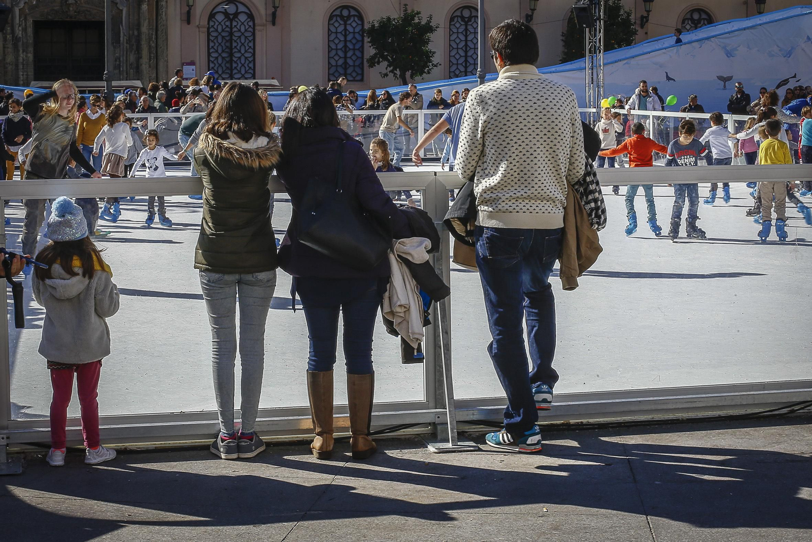 En la pista de patinaje instalada en la plaza de San Antonio hubo público durante todo el día de ayer, formándose colas para poder acceder a ella.
