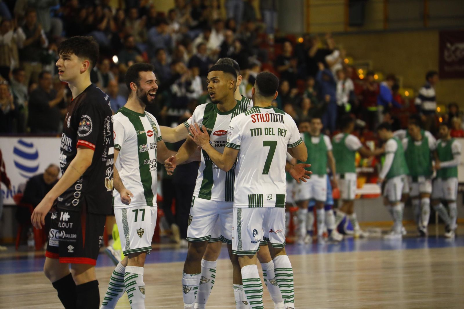 Las mejores fotos del ambiente en Vista Alegre para el Córdoba Futsal - Noia