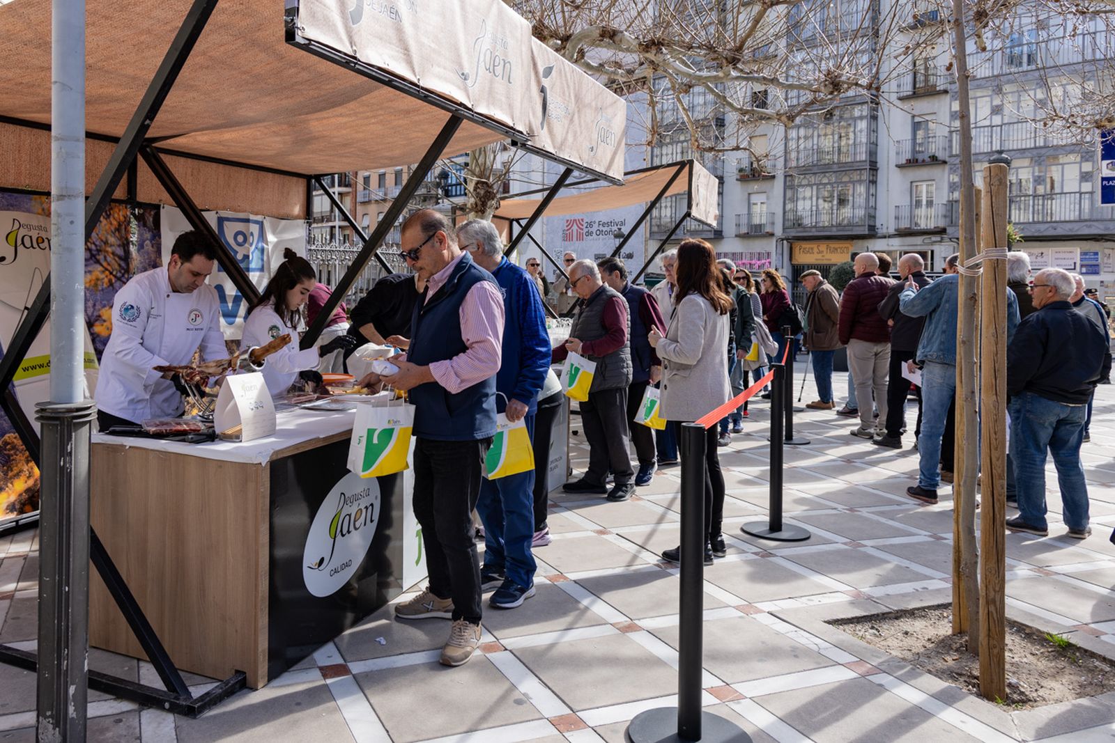 Izado de la Bandera de Andalucía y en un desayuno molinero en Jaén