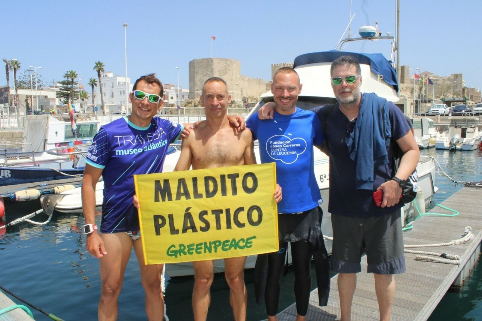Los cuatro deportistas, en el puerto de Tarifa
