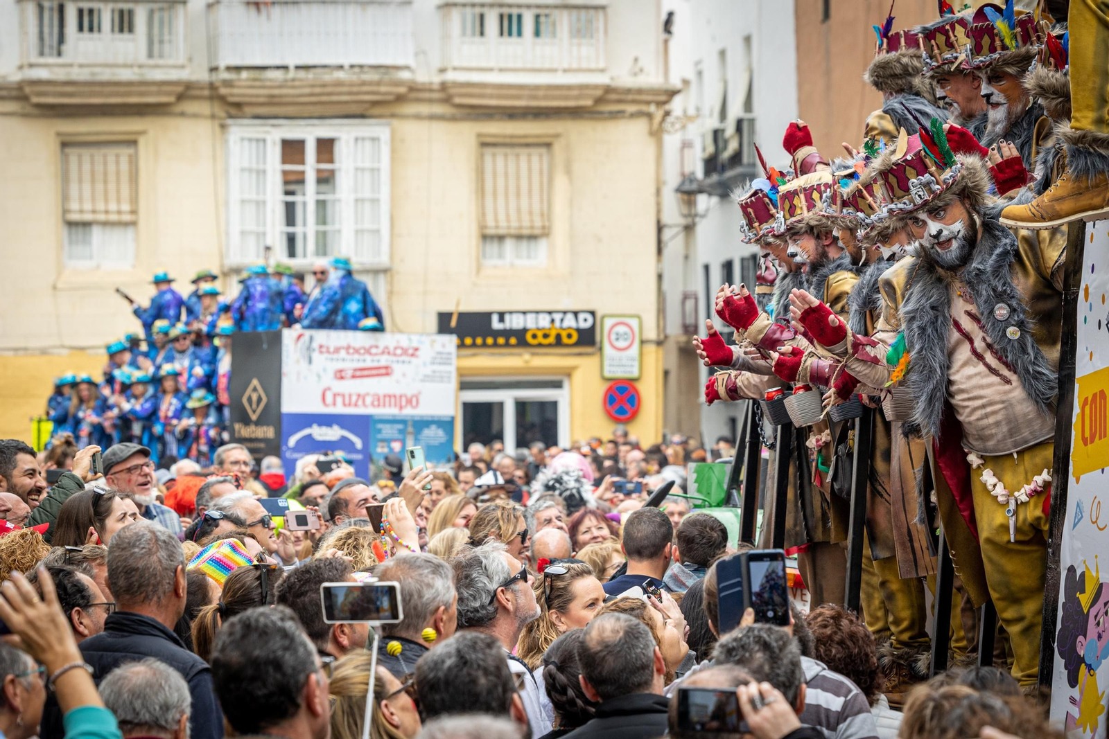 Imágenes del lunes de coros e ilegales del Carnaval de Cádiz 2023