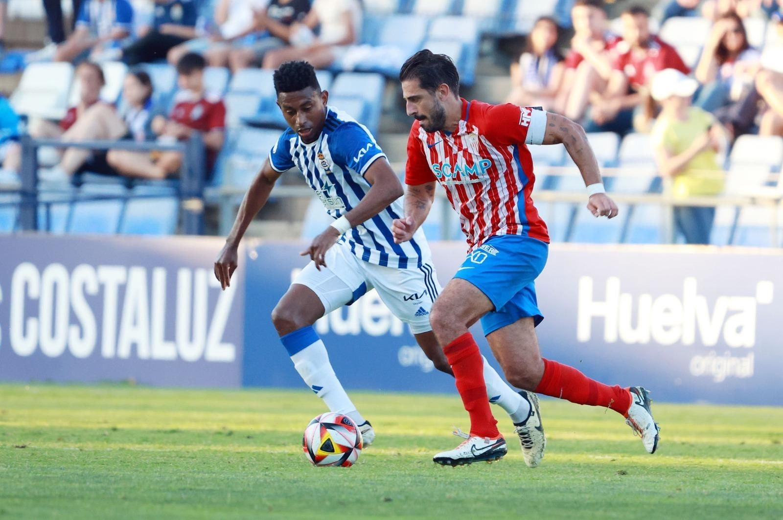 Josiel Núñez presionando la salida de balón del Algeciras.