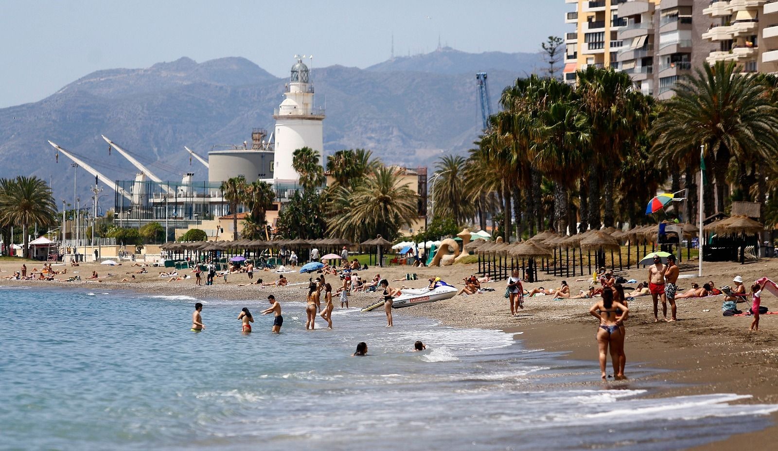 Los bañistas estrenan en las playas la fase 2