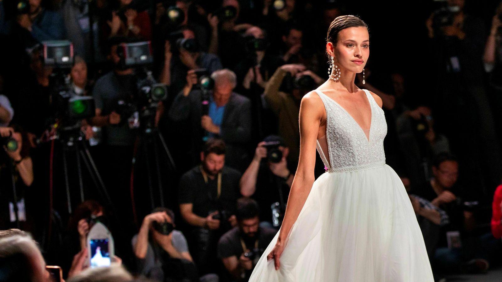 Diseño con tirantes y falda evasé de Aire.