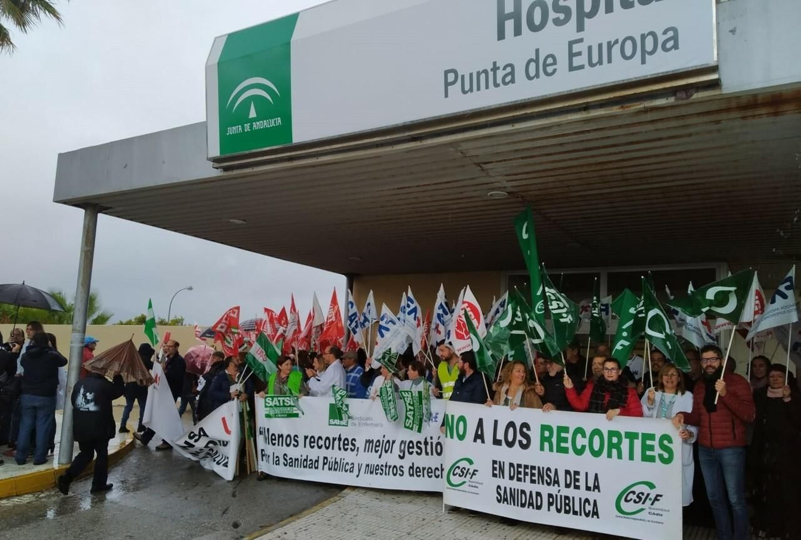 Un momento de la concentración en la puerta del Punta de Europa.