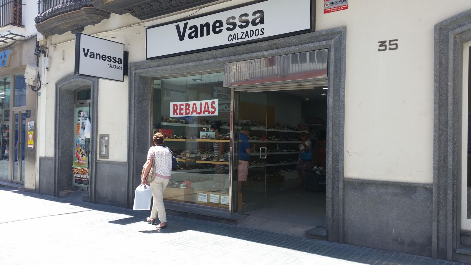 En la mañana de ayer eran numerosos los portuenses y visitantes que realizaban sus primeras compras de rebajas.