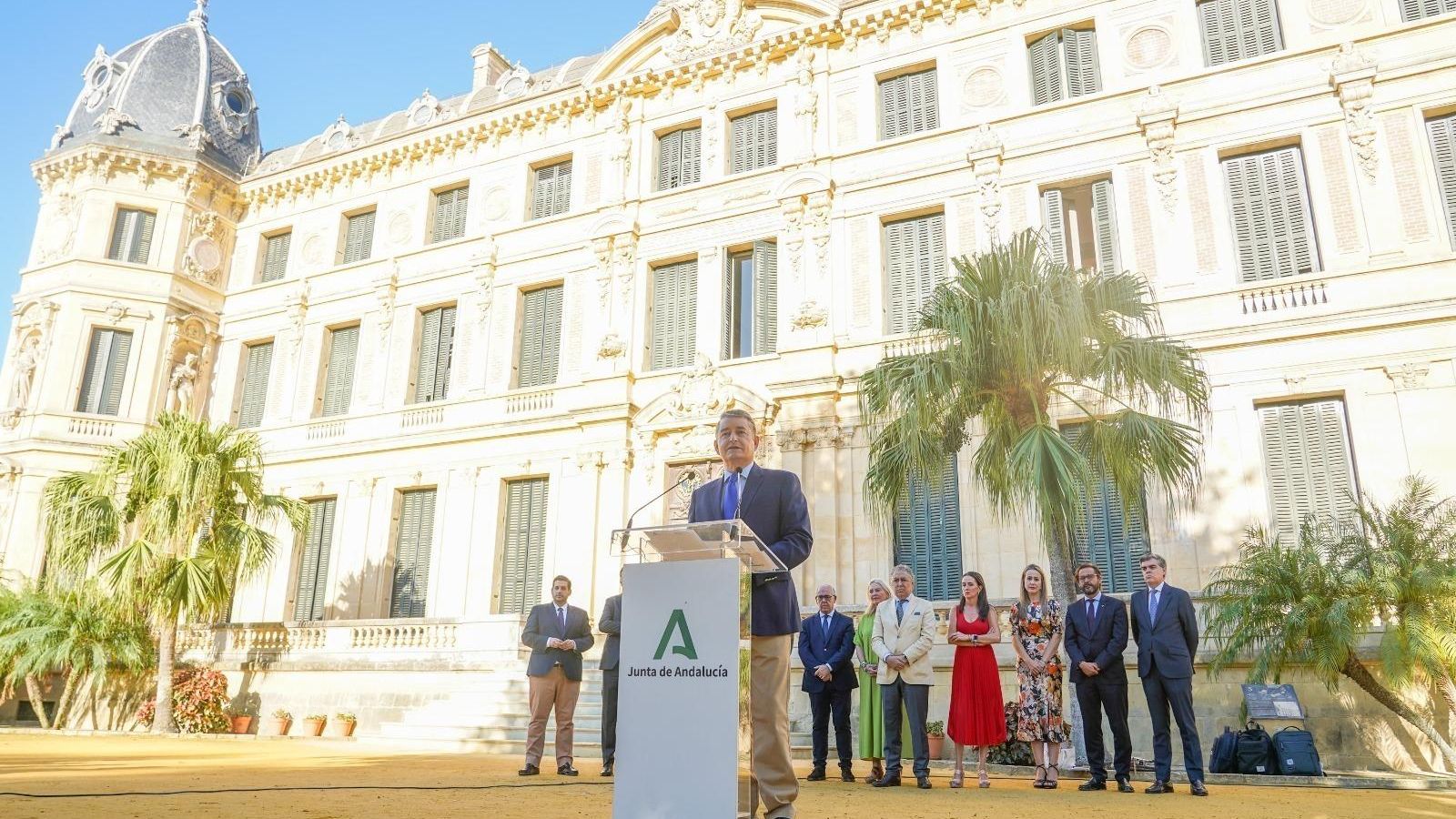 Antonio Sanz, este viernes en la Real Escuela de Arte Ecuestre junto a los delegados de gobierno en las ocho provincias andaluzas.