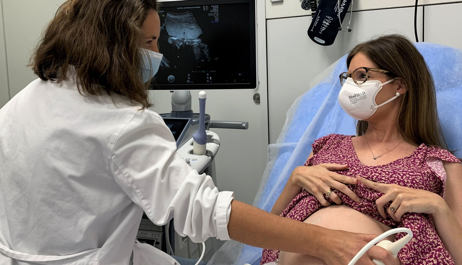 Una paciente en una consulta de Diagnóstico Prenatal de Quirónsalud.