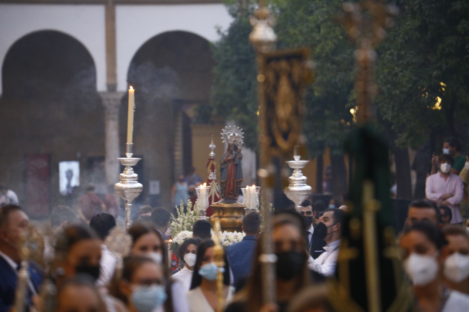 El vía lucis con la Virgen de la Fuensanta en el Patio de los Naranjos, en imágenes