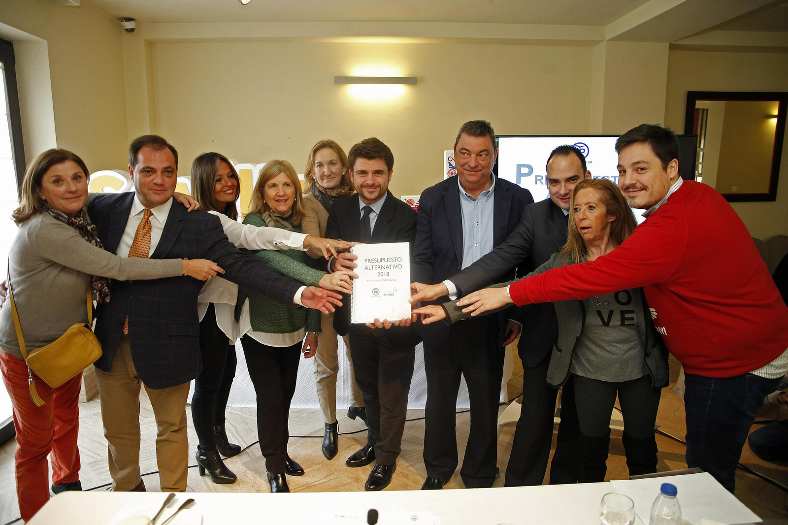 Beltrán Pérez presenta el documento junto a sus compañeros. / JOSÉ ÁNGEL GARCÍA Beltrán Pérez presenta el documento junto a sus compañeros. / JOSÉ ÁNGEL GARCÍA