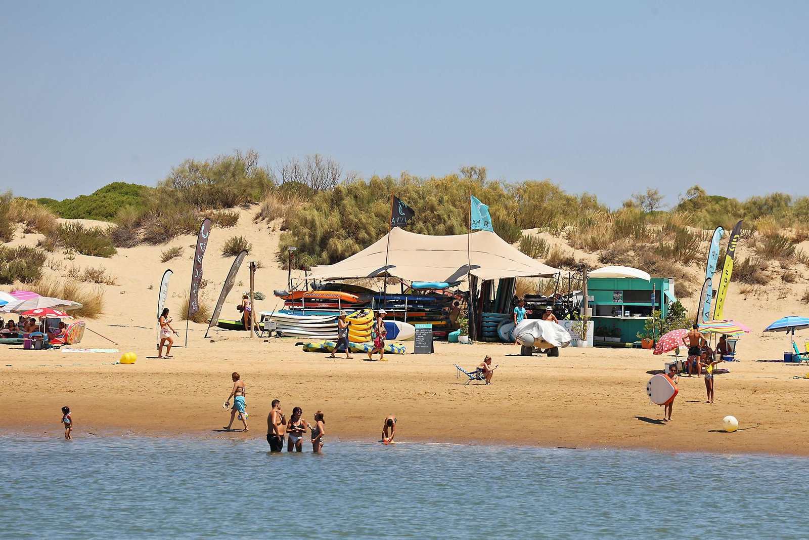 Ambiente en las playas de Huelva en la mañana de domingo