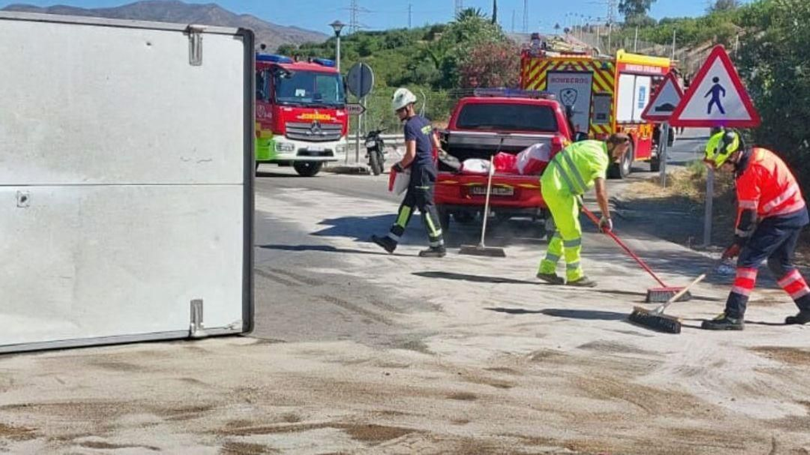 Cuerpo de Bomberos limpiando la calzada