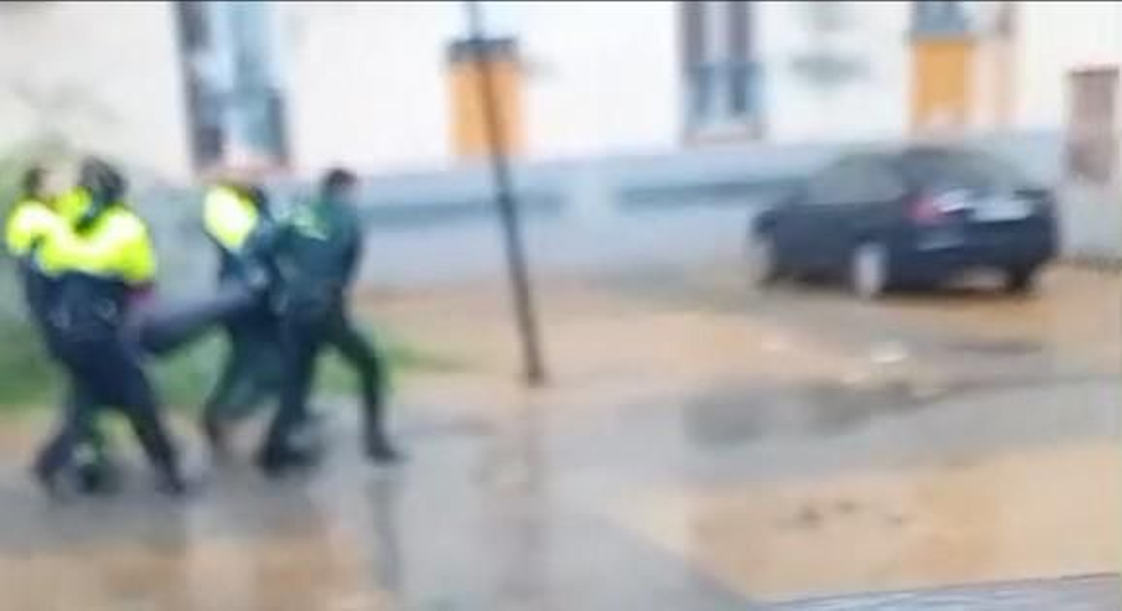 Traslado de la víctima por agentes de Policía Local y Guardia Civil.