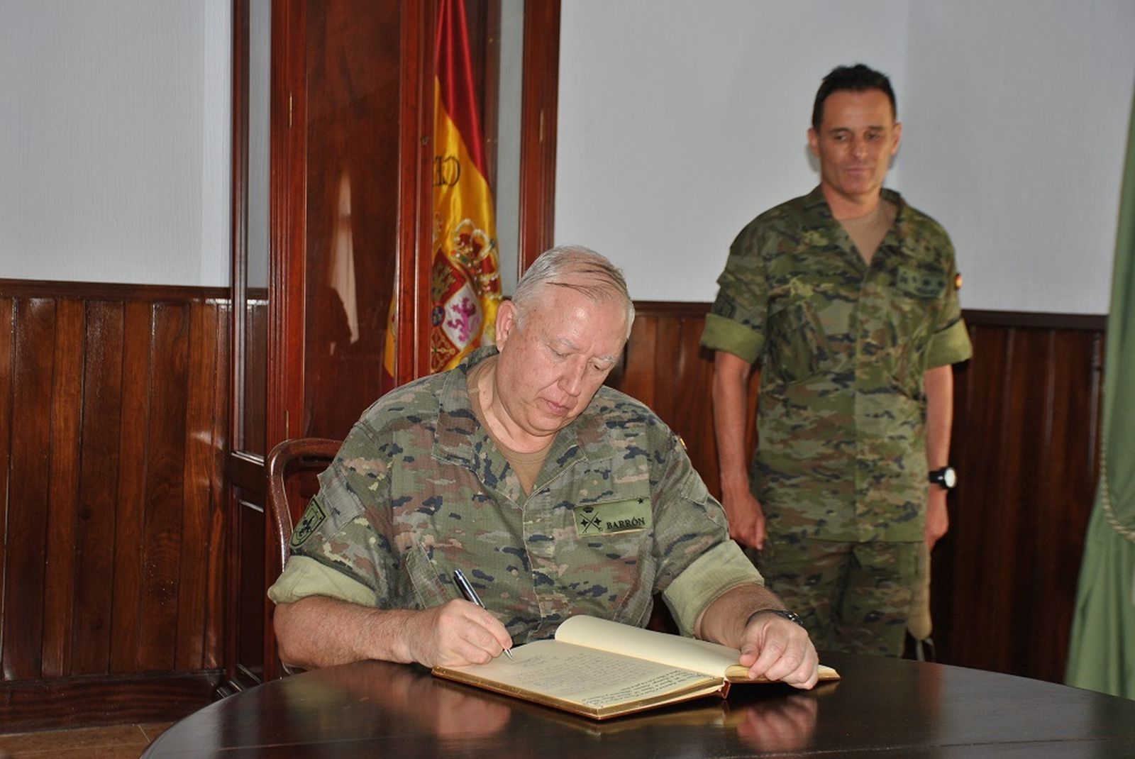 El Director de Enseñanza firma en el libro de honor del CEFOT-2 de Camposoto