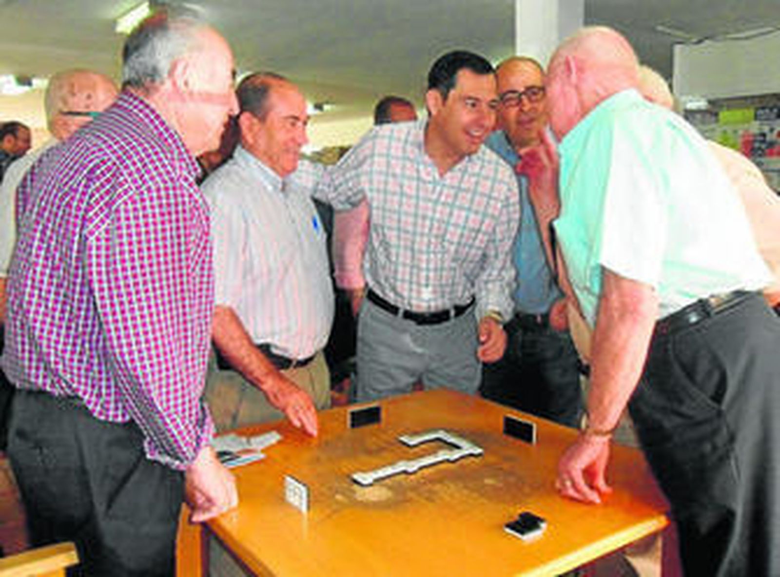 Juanjo Moreno charló con varios de los mayores que estaban en el centro de Huércal Overa.