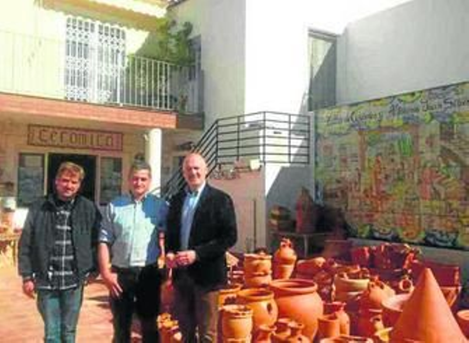 El delegado durante la visita a la Alfarería de Juan Simón.
