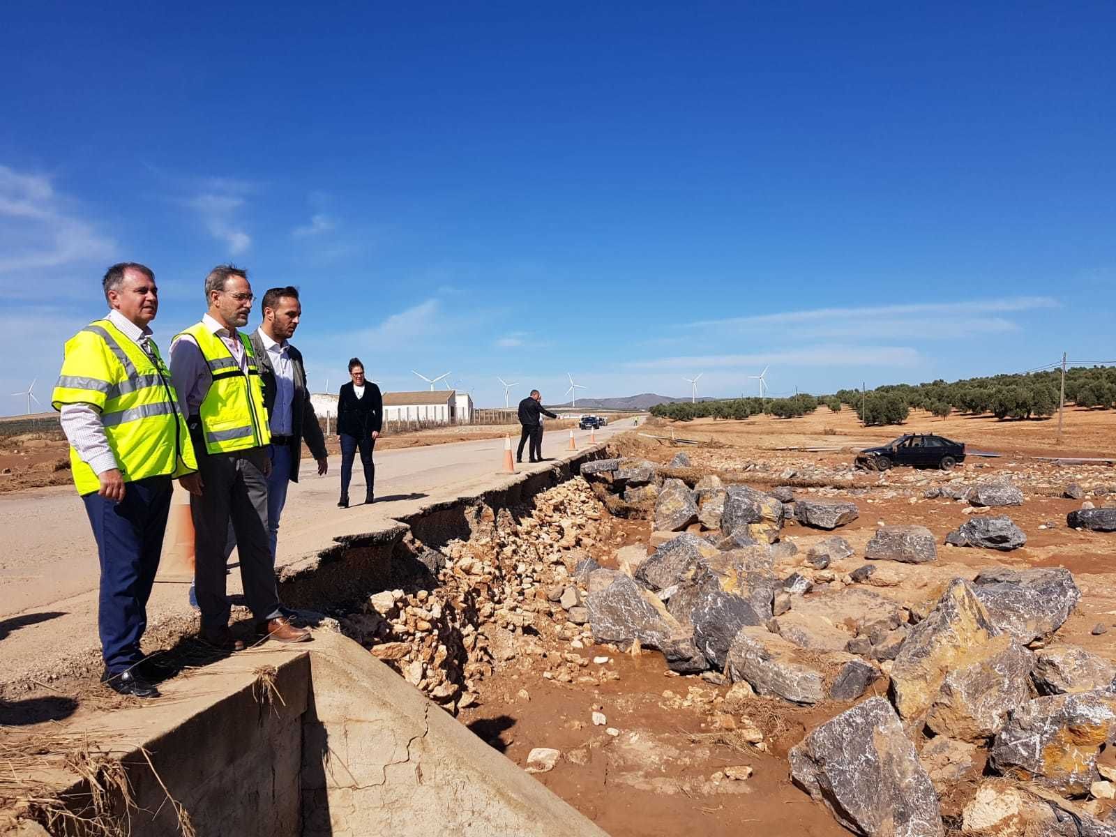 Felipe López revisa los daños causados por la lluvia en las carreteras de la provincia.