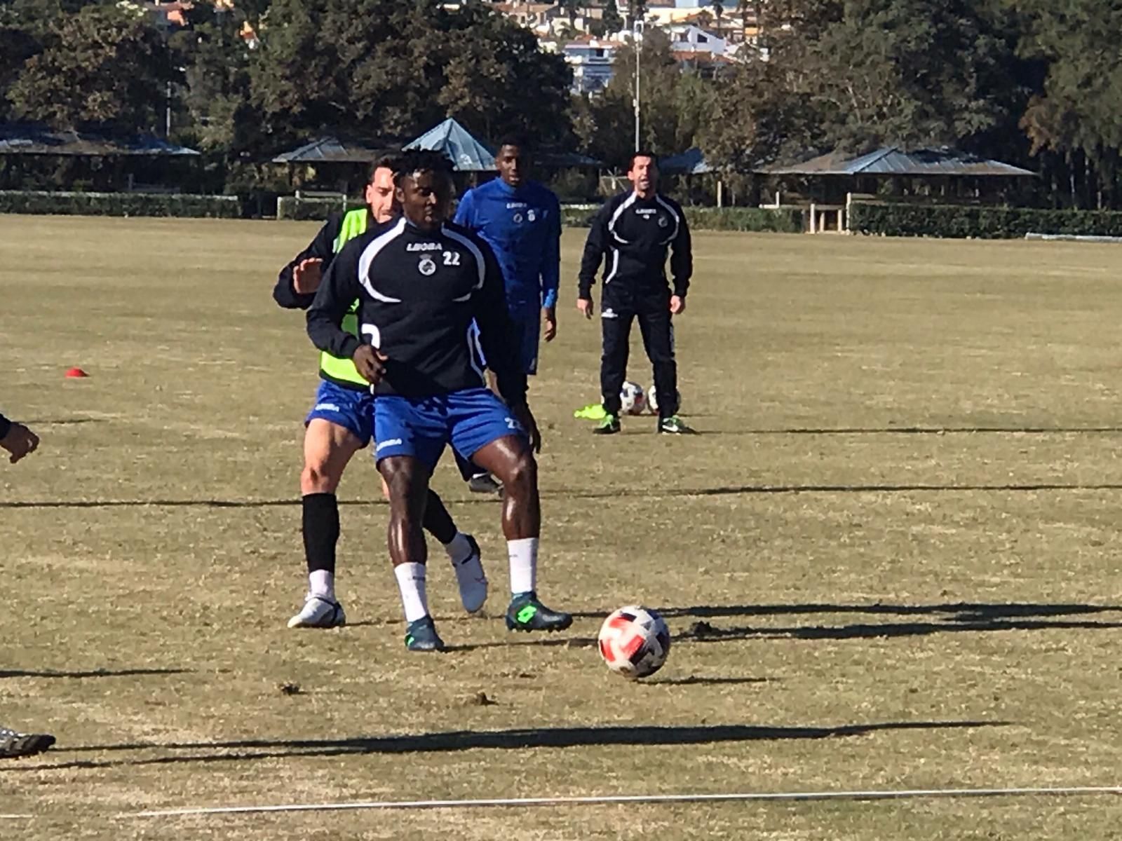 Wolosso se dispone a controlar el balón durante un entrenamiento