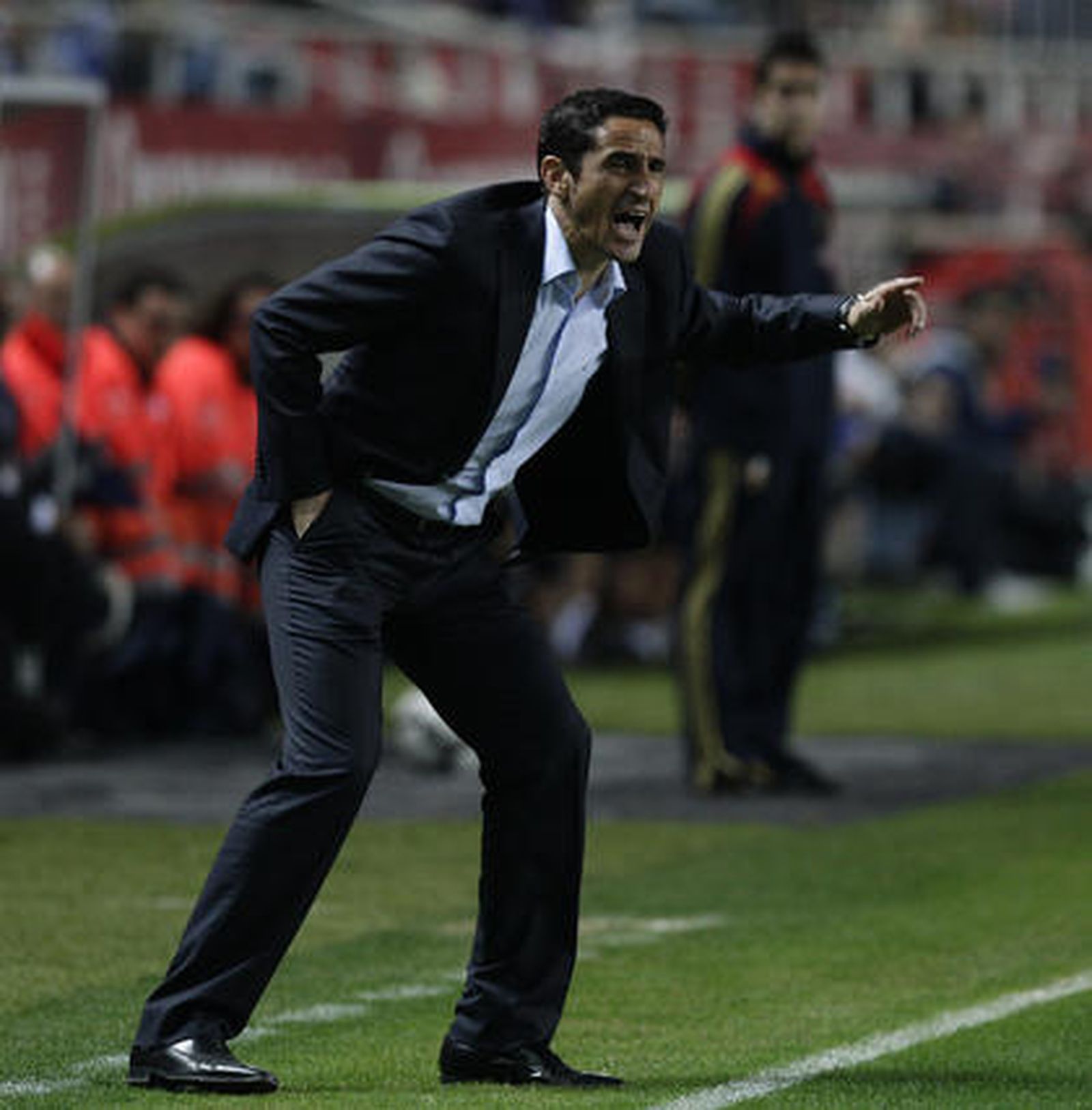 Jiménez gesticula en la banda durante el encuentro ante el Xerez, tras el cual fue destituido.

Foto: Antonio Pizarro