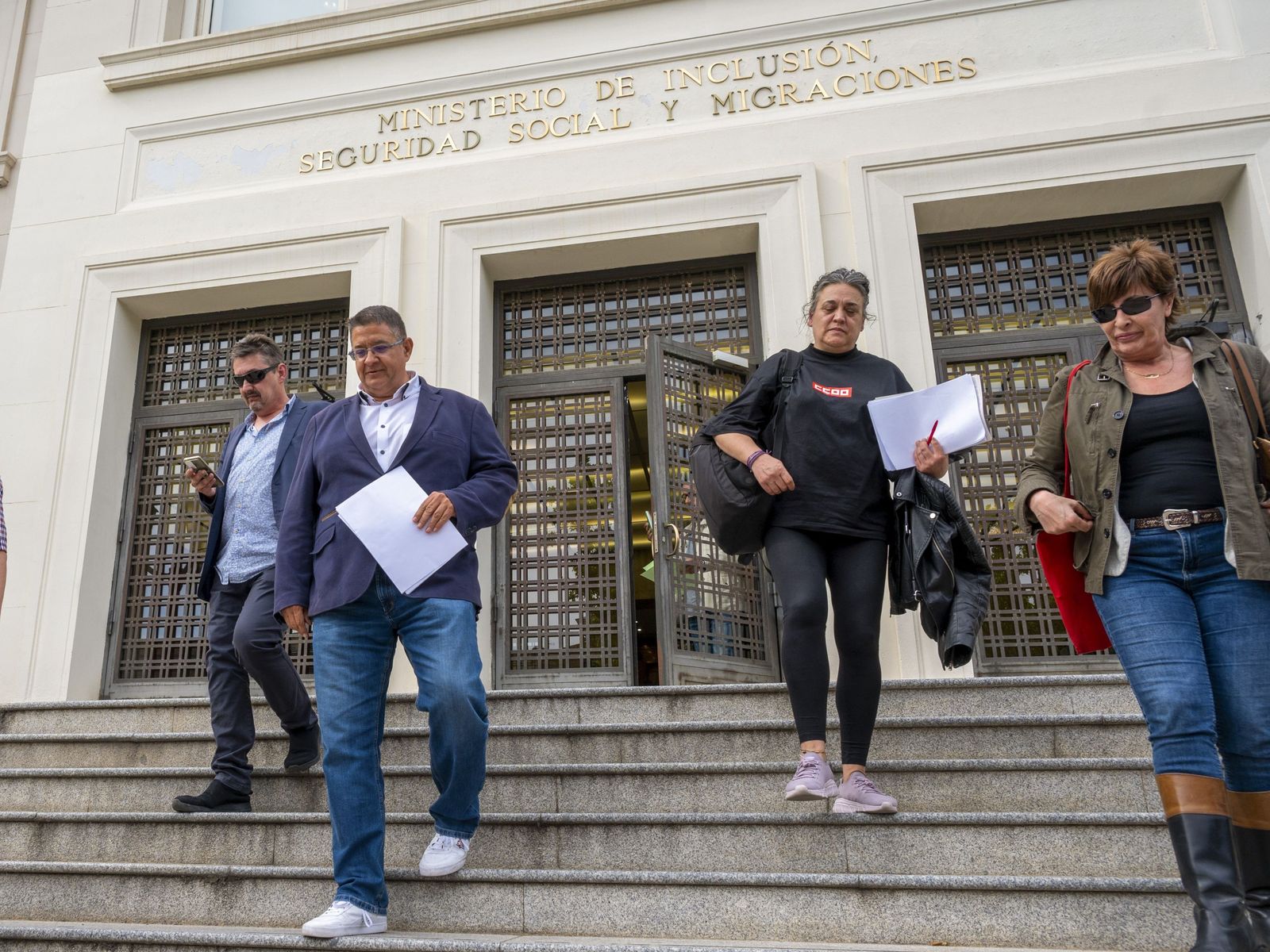 Representantes sindicales salen del Ministerio tras la firma del acuerdo.