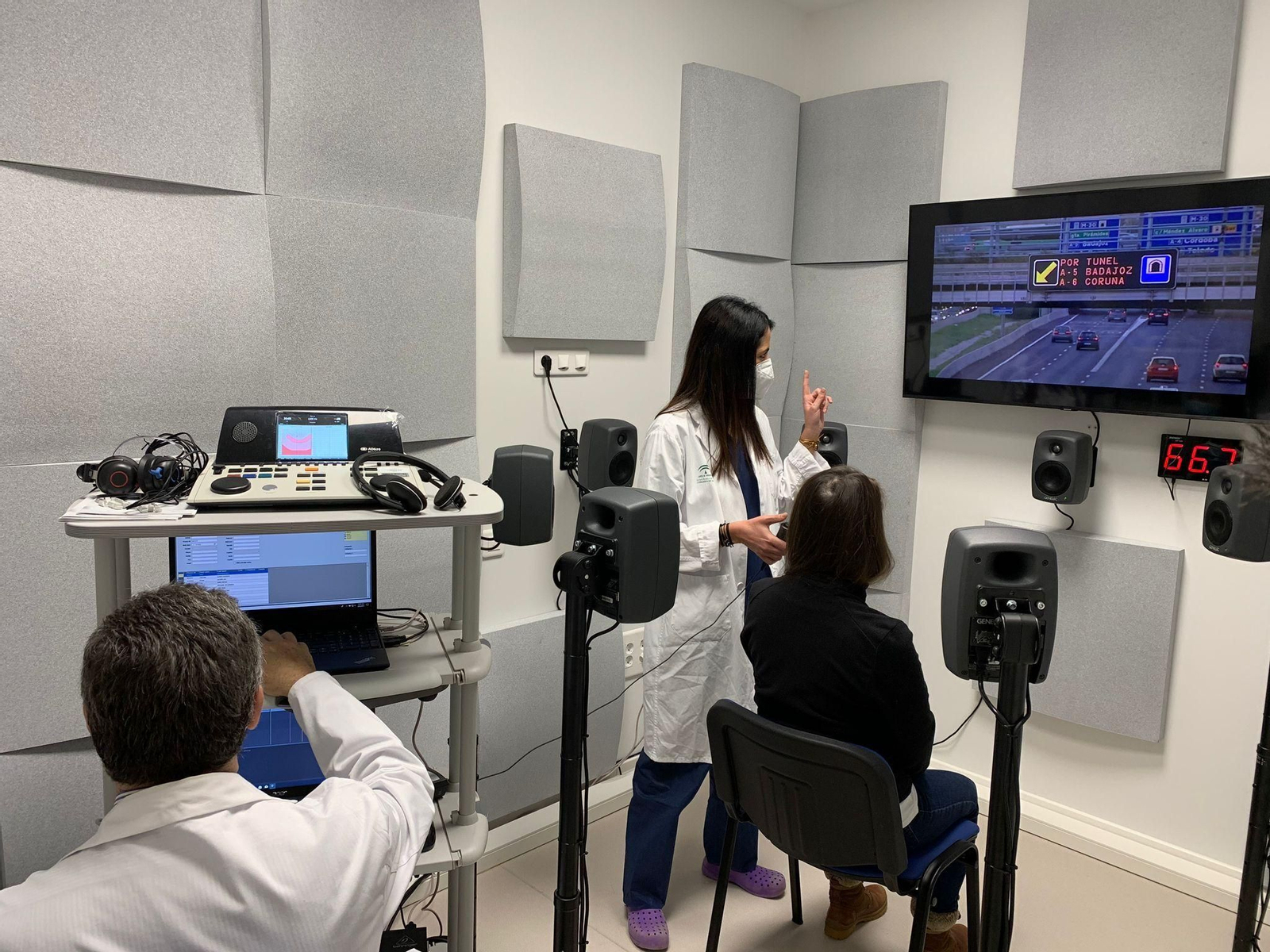 Un momento en una de las consultas de seguimiento a una paciente implantada.