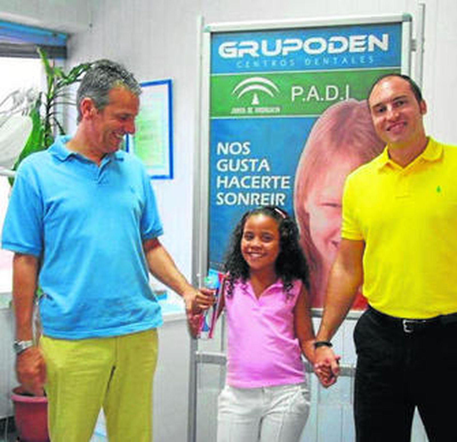 La niña Fatrah acude a su cita con el dentista.