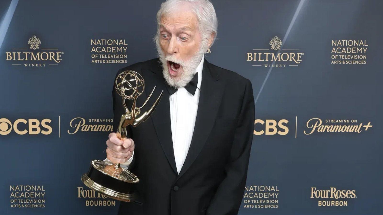 Dick Van Dyke con su premio Emmy conseguido en 2024, a sus 98 años y manteniendo todo su sentido del humor