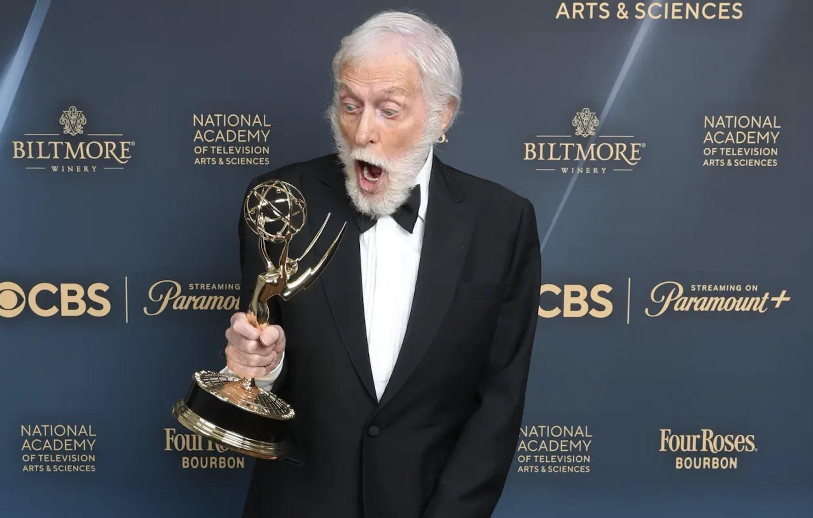 Dick Van Dyke con su premio Emmy conseguido en 2024, a sus 98 años y manteniendo todo su sentido del humor
