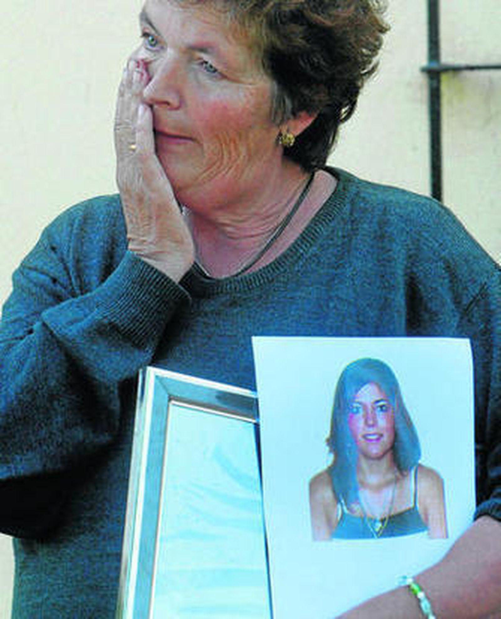 La madre de Tamara Leyton sostiene un retrato de su hija, asesinada en El Marquesado por los Flores.