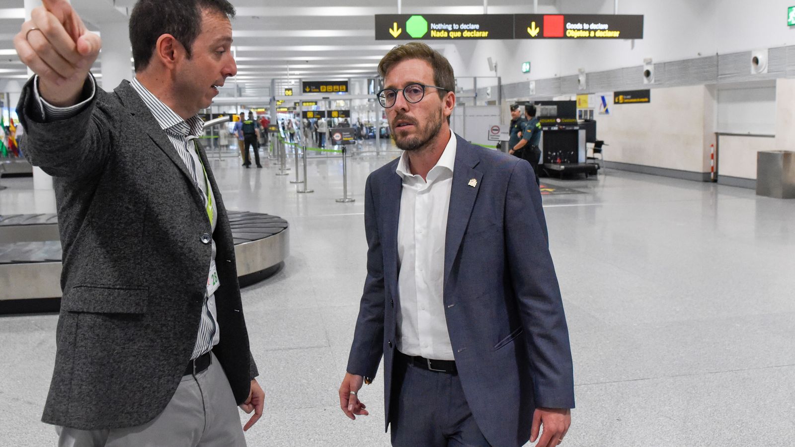 Sergio Millanes (director del aeropuerto) con Francisco Toscano (subdelegado del Gobierno), este viernes.
