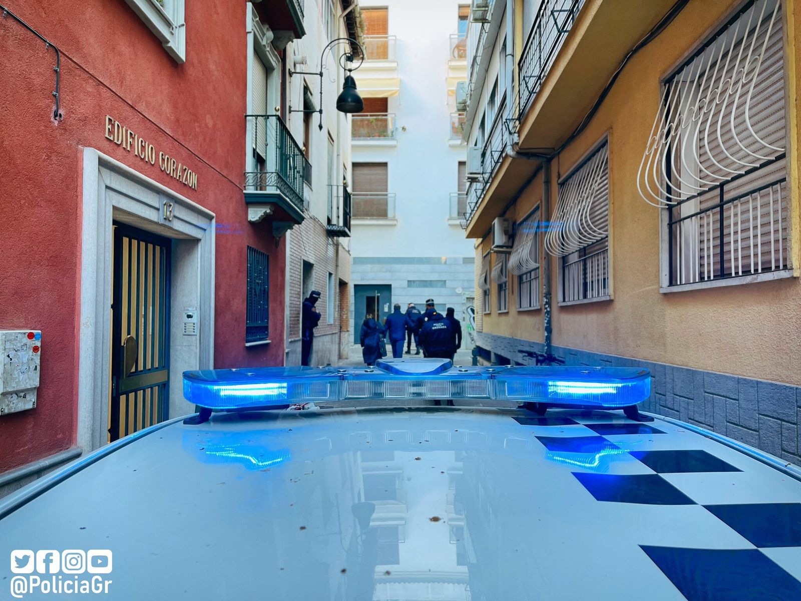 Desalojan a los okupas de un inmueble en Granada por riesgo de derrumbe y encuentran un patinete robado