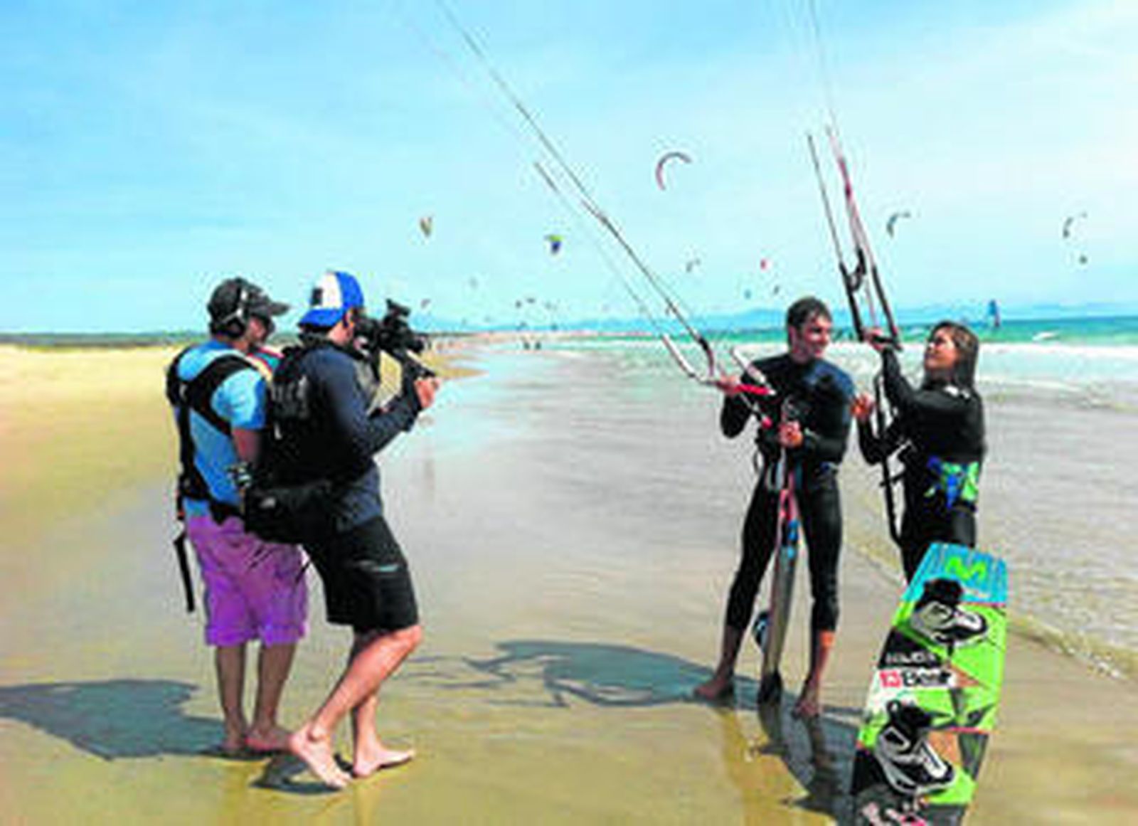 El conductor de la serie 'La quête des vents', Antoine Oriol, con la nueve veces campeona mundial de kitesurf Gisela Pulido, en Valdevaqueros, Tarifa.