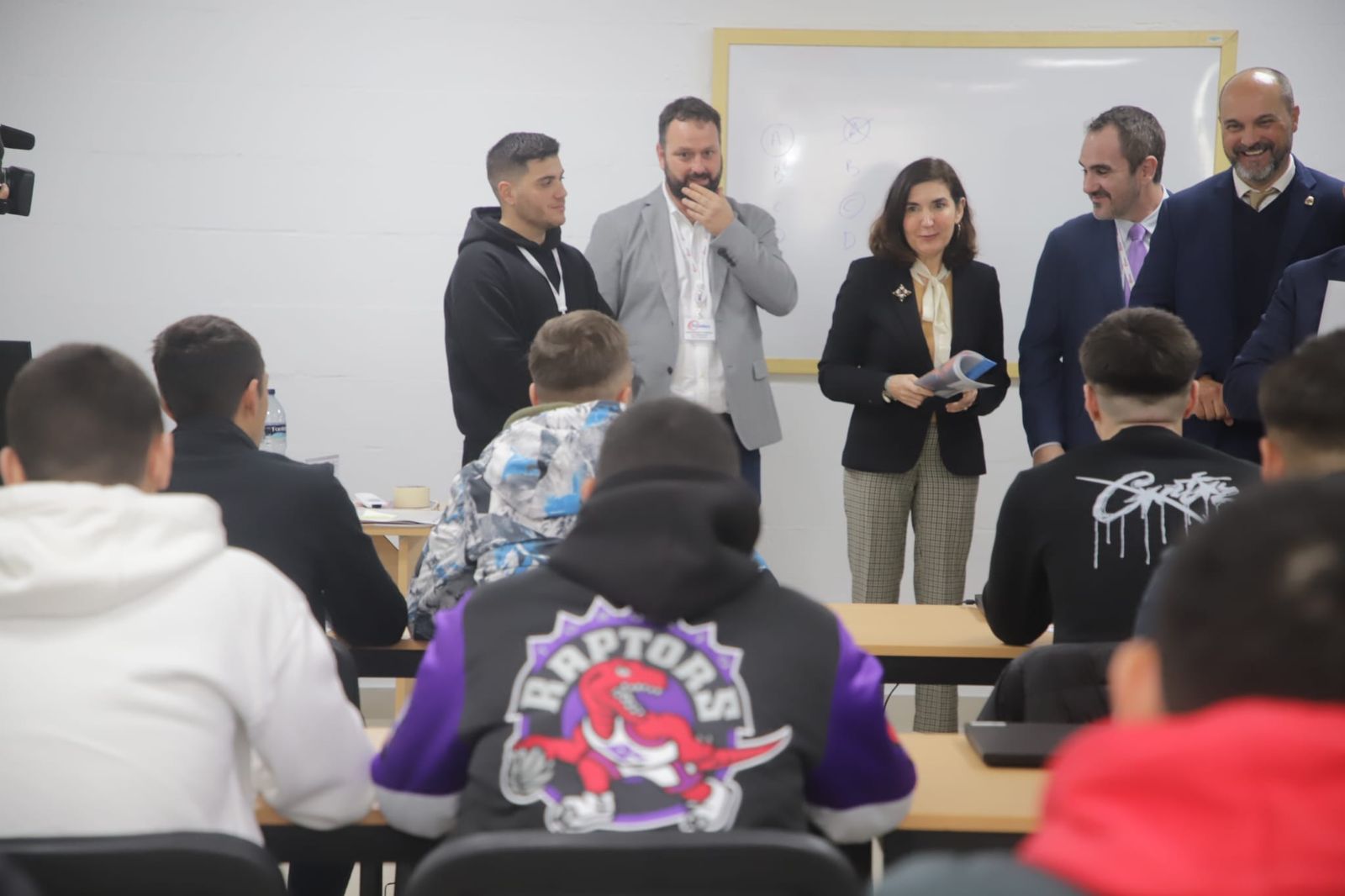 La consejera de Empleo, Rocío Blanco, saluda a los alumnos de los cursos de Meisa junto al responsable de la empresa, Martín Mora, y el alcalde de Los Barrios, Miguel Alconchel.