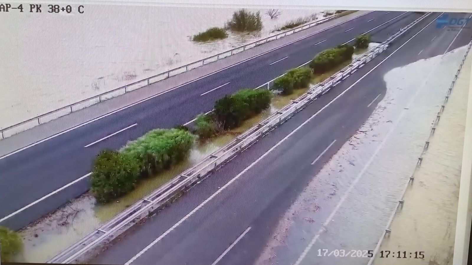 El kilómetro 34, inundado, en una captura de las cámaras de la AP-4.