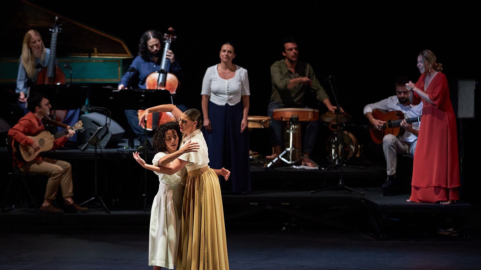 La bailarinas Mónica Iglesias y Ellavled Alcano, en el primer plano, actúan.