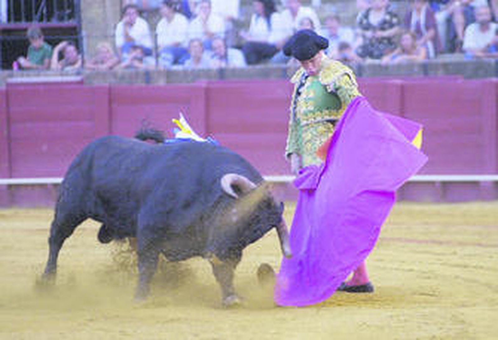 El torero sevillano Francisco Javier Corpas, en imagen de archivo, en un lance de recibo.